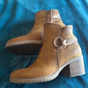Women's Tan Baretraps Posture Felicia Ankle Boots with Decorative Buckle - sz 10